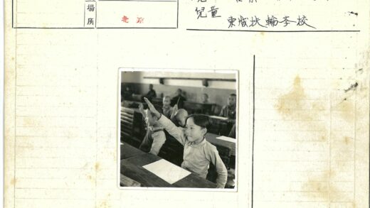 课堂上积极举手的学生.jpg