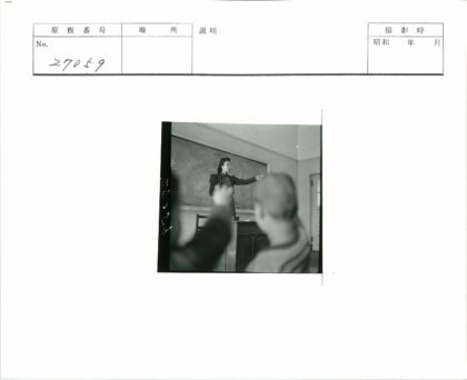 课堂互动学生举手提问.jpg