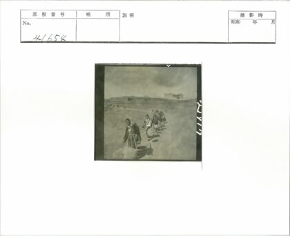 负重前行的劳工与远方建筑.jpg