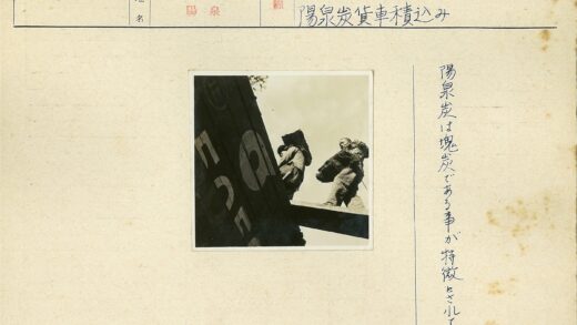 负重工人行走钢梁.jpg