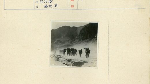 负重跋涉崎岖山路.jpg