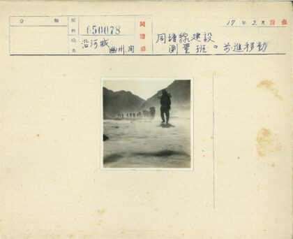 负重跋涉的沙漠行者.jpg