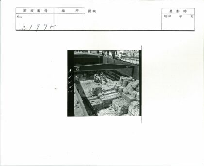 货舱货物堆放与甲板工人实景.jpg