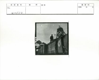 货运列车与工业建筑背影.jpg