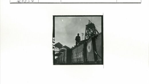 货运列车与工业建筑背影.jpg