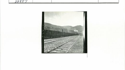 货运列车与群山风光.jpg