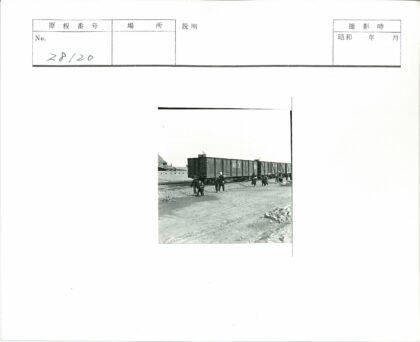 货运列车旁的人群与建筑.jpg
