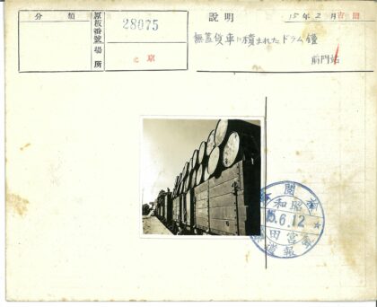 货运列车装载桶黑白照.jpg