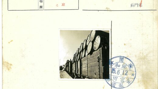 货运列车装载桶黑白照.jpg