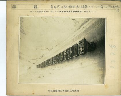 货运火车穿越贫瘠沙漠.jpg