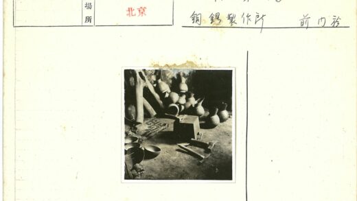 质朴室内陶罐与金属工具陈列.jpg