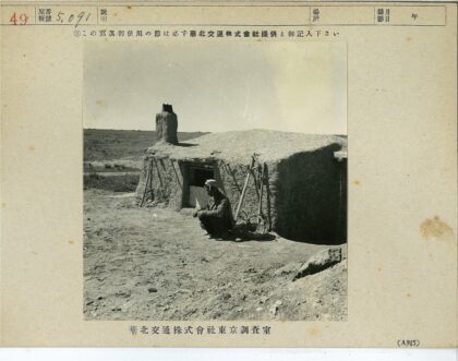 质朴建筑入口与工具自行车轮.jpg