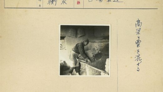 质朴房间内筛选谷物场景.jpg
