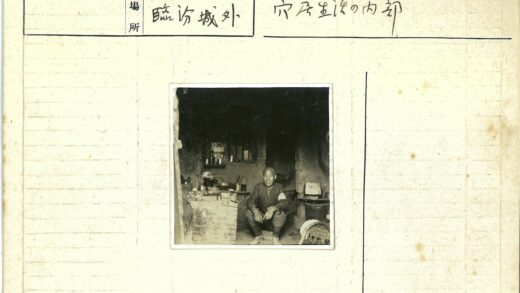质朴房间里的男人与杂物.jpg