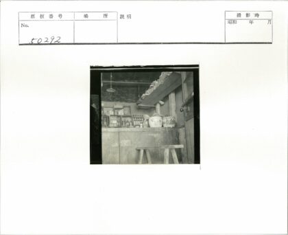 质朴木柜陶器炊具展示.jpg