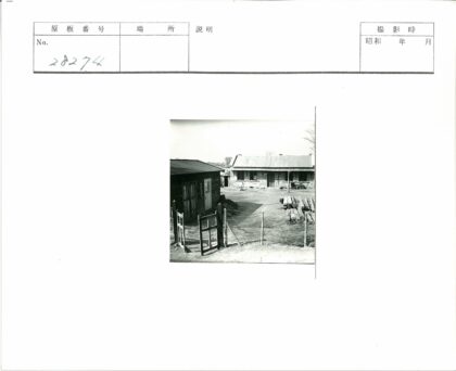 质朴木石建筑与栅栏风景.jpg