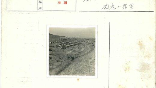 贫瘠丘陵上的建筑群与土路.jpg