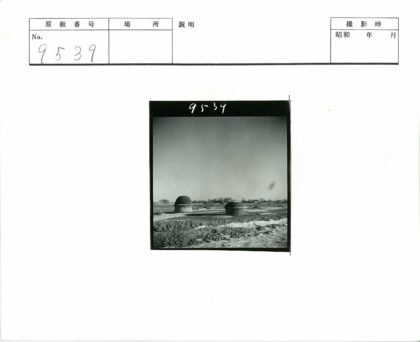 贫瘠土地上的圆顶建筑.jpg