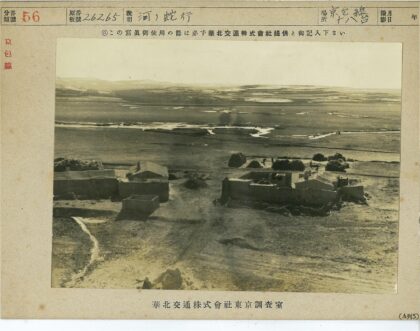 贫瘠土地上的建筑与田野.jpg