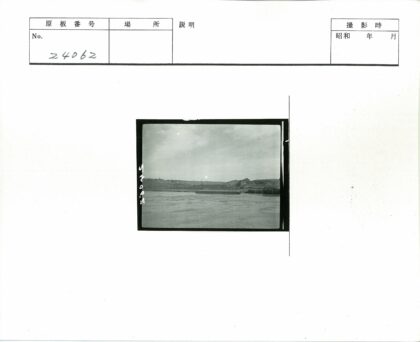 贫瘠土地上的河流与群山.jpg