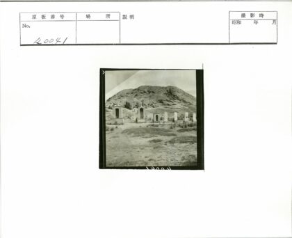 贫瘠土地上的石碑与石山.jpg