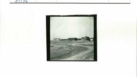 贫瘠土地上的砖木建筑.jpg