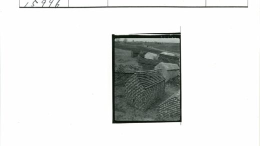 贫瘠土地上的砖砌建筑.jpg