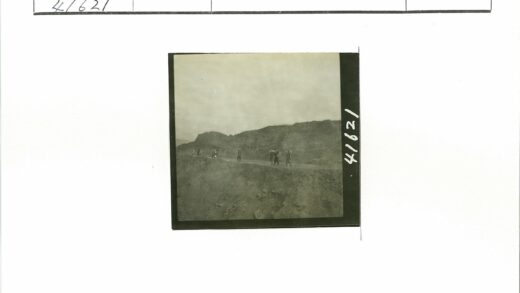 贫瘠土地上的跋涉者.jpg