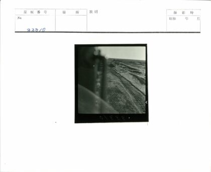 贫瘠土地上的铁路与建筑.jpg