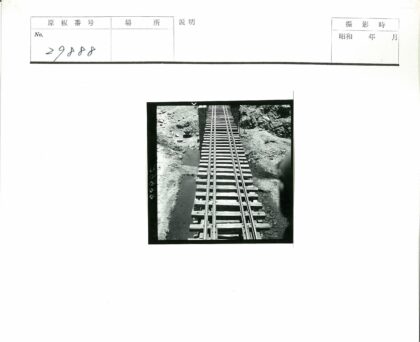 贫瘠土地上的铁路桥.jpg