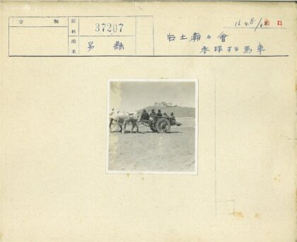 贫瘠土地上的马车与远山建筑.jpg