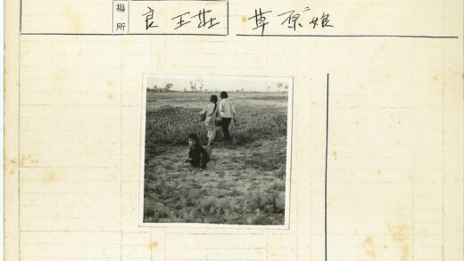 贫瘠土地上行走的孩子们.jpg