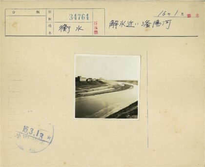 贫瘠土地蜿蜒河流与建筑群.jpg