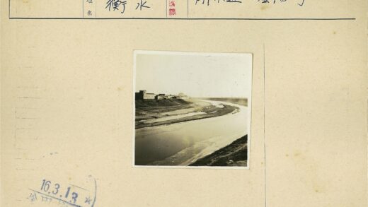 贫瘠土地蜿蜒河流与建筑群.jpg