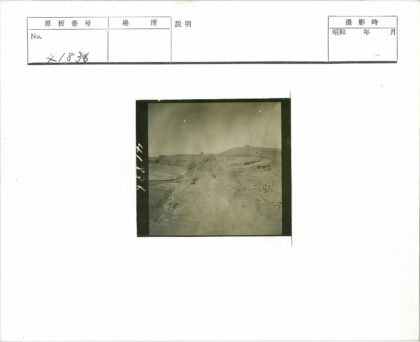 贫瘠土路与山丘远景.jpg