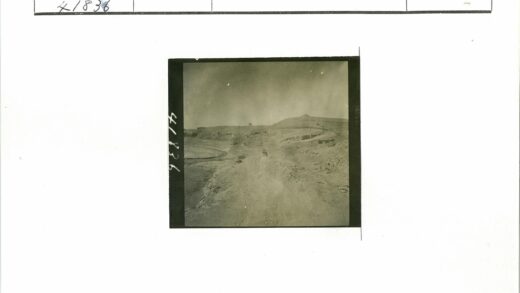 贫瘠土路与山丘远景.jpg