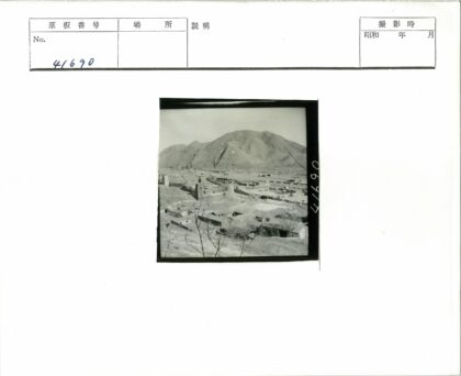 贫瘠山丘环抱的双塔小镇.jpg