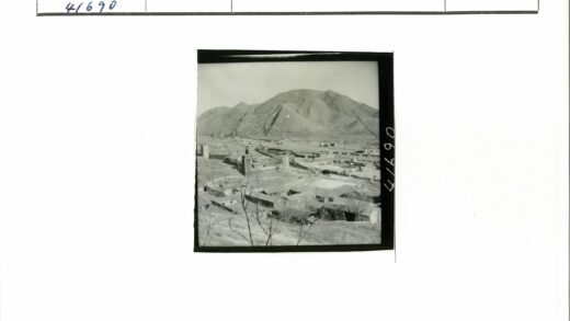贫瘠山丘环抱的双塔小镇.jpg