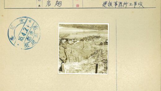 贫瘠山村与河流风光.jpg
