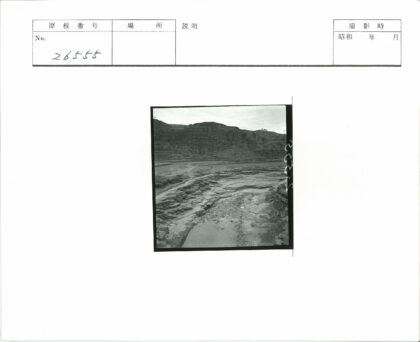 贫瘠岩石与干涸河床景观.jpg