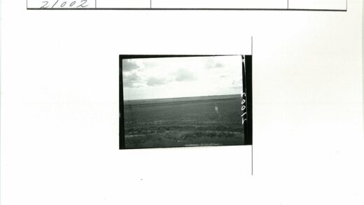 贫瘠平原多云天空栅栏远景.jpg