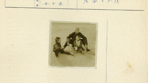 贫瘠户外老人与两孩.jpg