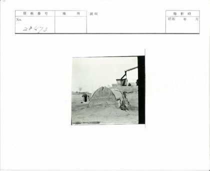 贫瘠沙地上的孩子与泥屋.jpg