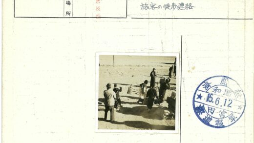 贫瘠沙滩上的负重人群.jpg