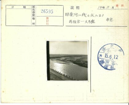 贫瘠河岸与柱廊景观.jpg