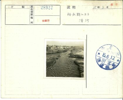 贫瘠河岸民居风光.jpg