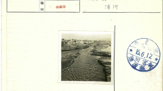 贫瘠河岸民居风光.jpg