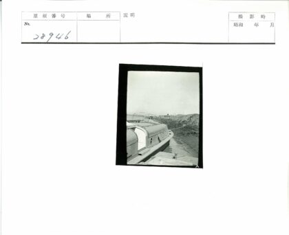 贫瘠海岸停泊的船只.jpg