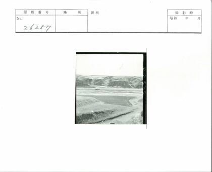 贫瘠田野与山丘泥路风光.jpg