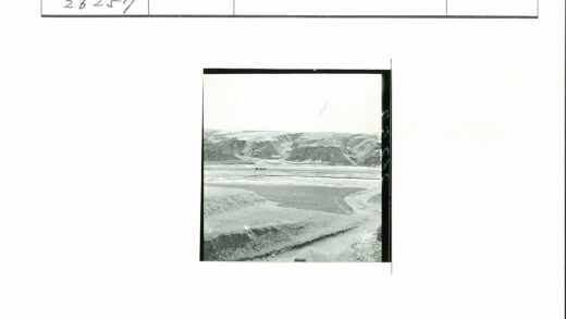 贫瘠田野与山丘泥路风光.jpg